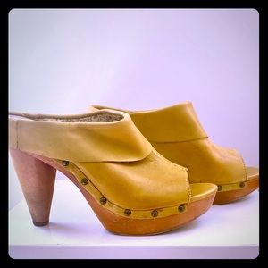 Sunny yellow clogs ☀️ Sz 10